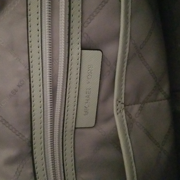 Michael Kors Jet Set Chain Travel Tote - Picture 4 of 7